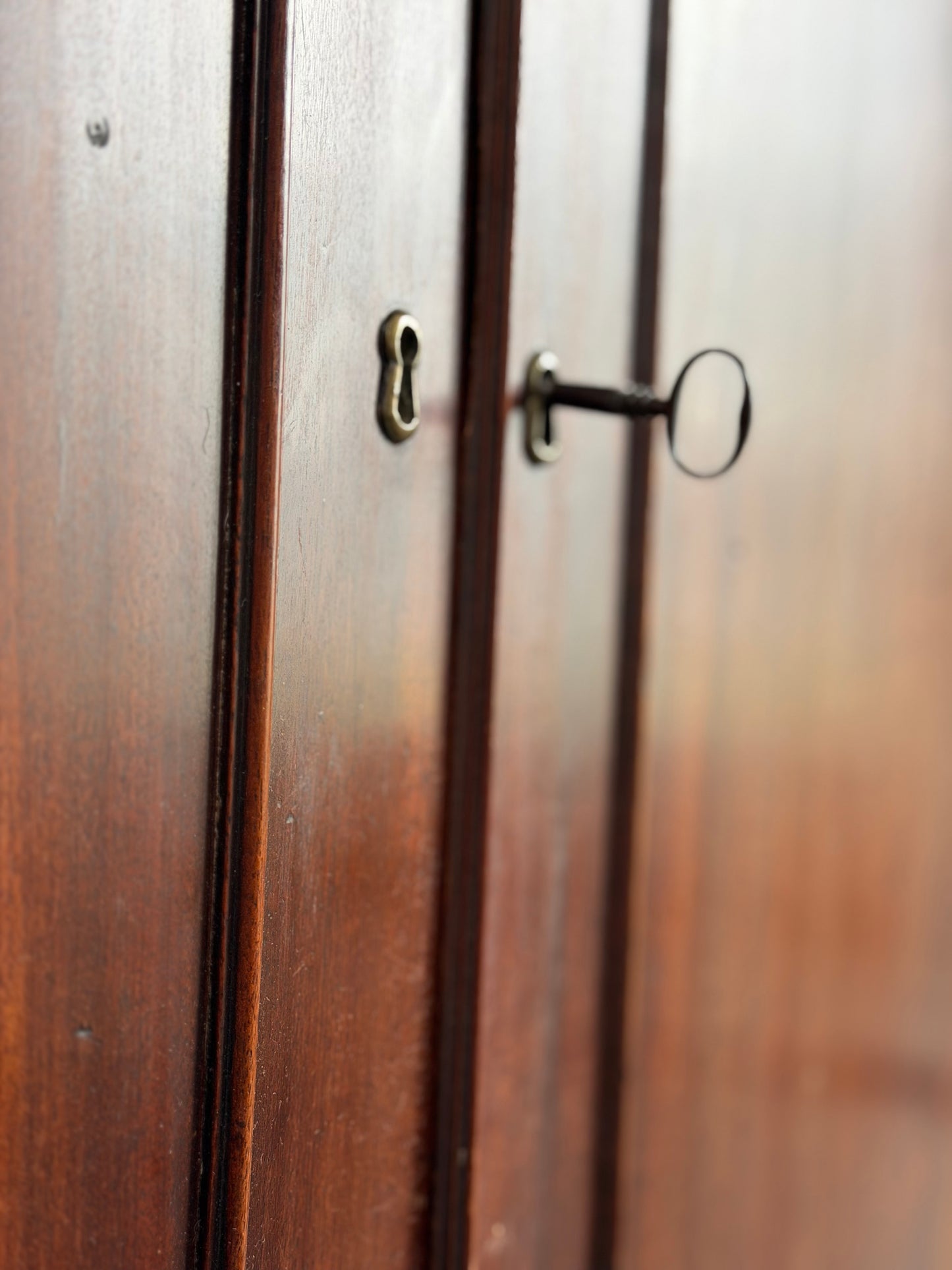 18th C. Georgian Linen Press
